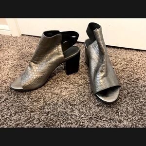 🌸Brand new Kenneth Cole alligator textured animal print sandals shoes size 9.5